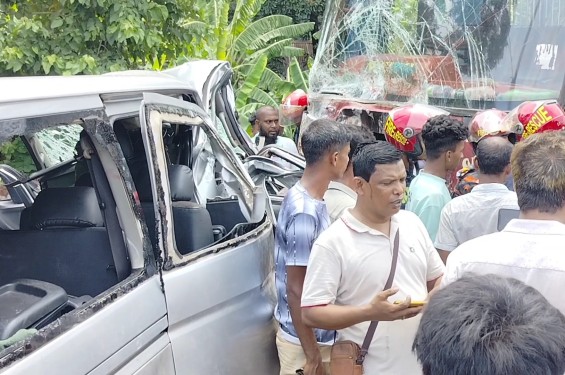 নরসিংদীতে বাসের ধাক্কায় ত্রিমুখী সংঘর্ষে শিশুর মৃত্যু আহত ১২