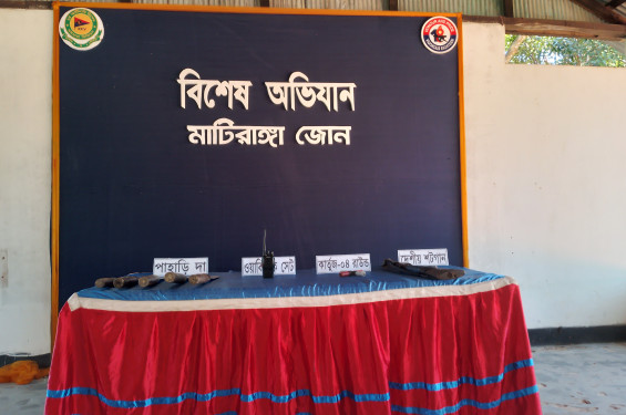 মাটিরাঙায় সেনাবাহিনীর অভিযানে অস্ত্র ও গোলাবারুদ উদ্ধার