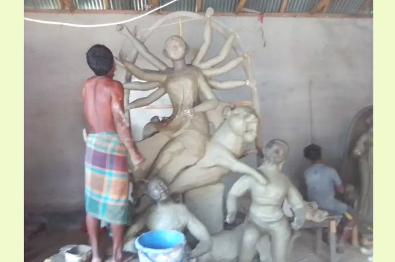 আসন্ন দূর্গা পূজা উপলক্ষে জলঢাকায় প্রতিমা তৈরির কাজে ব্যস্ত কারিগররা
