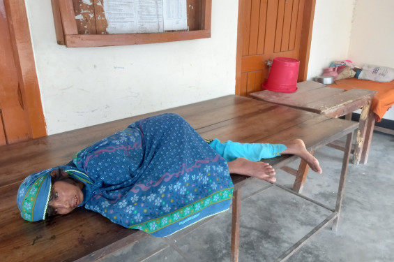 জলঢাকায় প্রতিবন্ধী নারীর ঠাই  ইউনিয়ন পরিষদের বারান্দায়"  প্রয়োজন মাথা  গোঁজার ঠাঁই
