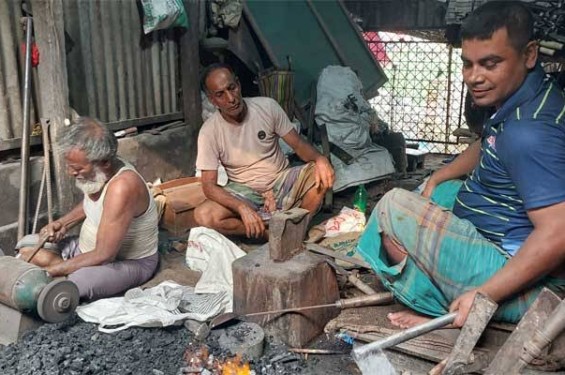 বেনাপোল কামারদের দম ফেলার ফুরসত নেই