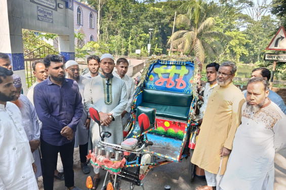 অসহায় রিকশাচালকের হাতে অটোরিকশা তুলে দিলেন ড. মাসুদ