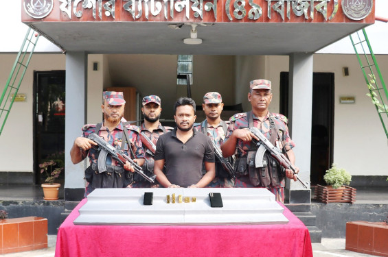 ভারতে পাচারের যাওয়ার সময় কোটি টাকার স্বর্ণবারসহ পাচারকারী আটক
