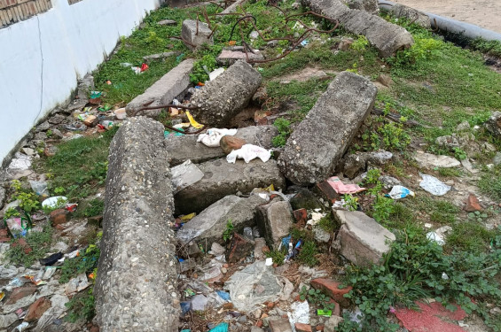 বেনাপোল স্থলবন্দরের অভ্যন্তর এবং বাহিরে অনির্মাণ সামগ্রী’র স্তুপ