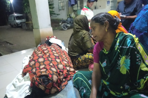 কালীগঞ্জে সড়ক দুর্ঘটনায় গৃহবধূ নিহত, মেয়ে হাসপাতালে
