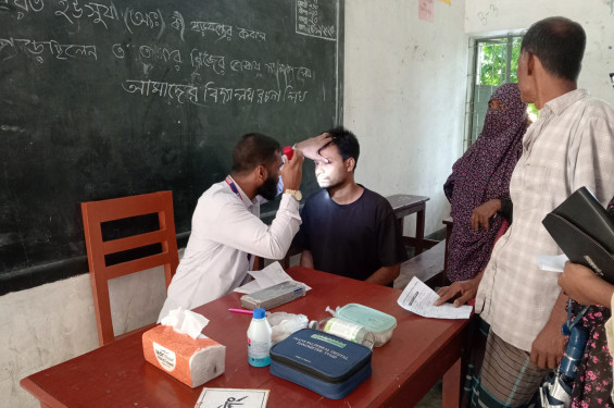 বেনাপোলে বিনামূল্যে চক্ষু চিকিৎসা ও চশমা বিতরণ