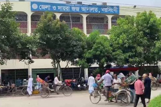 নরসিংদীতে আদালত চত্বর থেকে কৌশলে হাতকড়া খুলে আসামির পলায়ন