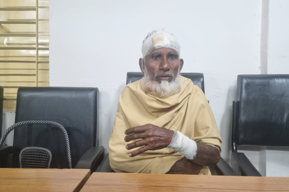 পলাশে পূর্ববিরোধের জেরে বৃদ্ধ ও তার পুত্রকে কুপিয়ে গুরুতর জখম, থানায় অভিযোগ