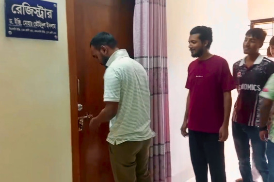 দুই দাবিতে ভাসানী বিশ্ববিদ্যালয়ে রেজিস্ট্রারের কার্যালয়ে শিক্ষার্থীদের তালা