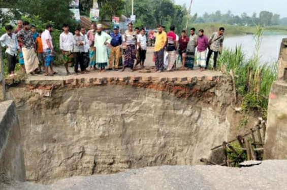 টাঙ্গাইলে ব্রিজের সংযোগ সড়ক বিচ্ছিন্ন, লক্ষাধিক মানুষের ভোগান্তি