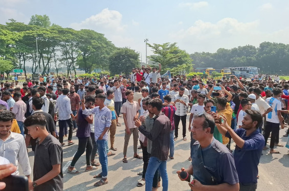 টাঙ্গাইলকে ময়মনসিংহ বিভাগে প্রস্তাবনার প্রতিবাদে মহাসড়ক অবরোধ