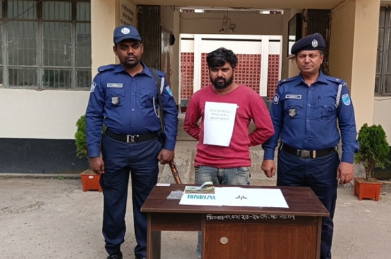 শীর্ষ সন্ত্রাসী মাসুদ গুলি, ইয়াবা ও নগদ টাকা সহ পুলিশের হাতে আটক