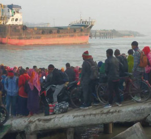 চরম ঝুঁকি নিয়ে মোংলা খেয়া পারাপার