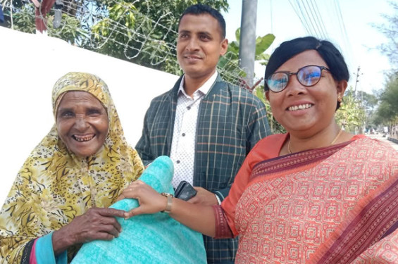 মোংলায় কম্বল নিয়ে অসহায়দের পাশে ইউএনও আফিয়া শারমিন