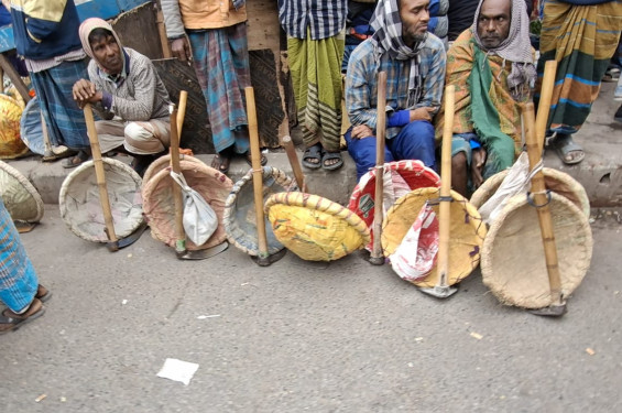 তীব্র শীতেও থেমে নেই জীবনযুদ্ধ