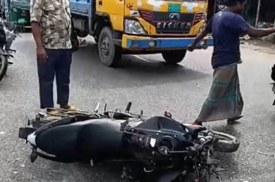 নোয়াখালীতে ট্রাকের ধাক্কায়  মোটর সাইকেল আরোহী দুই তরুণের মৃত্যু