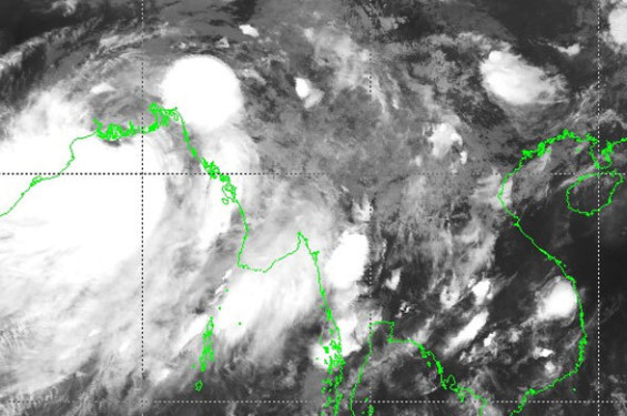 উপকূল অতিক্রম করছে ঘূর্ণিঝড় ‘রিমাল’