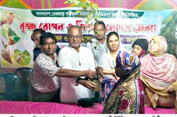 দিনাজপুরে  বিশিষ্ট শিল্পপতি বিএনপি নেতা হাফিজুর রহমানের গাছ বিতরণ