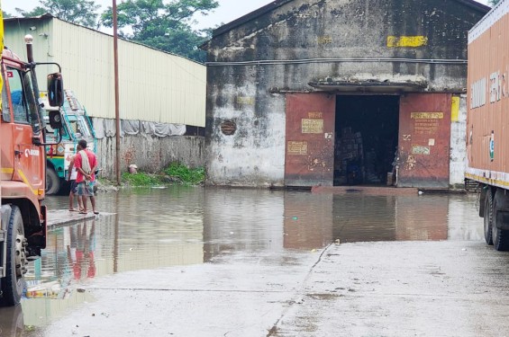 টানা বর্ষণে বেনাপোল বন্দরে বৃষ্টির পানি : কোটি কোটি টাকার মালামাল ক্ষতিগ্রস্ত