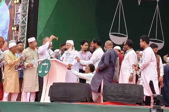 মঞ্চে অসুস্থ হয়ে পড়ে গেলেন জামায়াত আমির