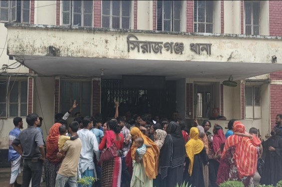 সিরাজগঞ্জে মিম হত্যাকারীদের শাস্তির দাবিতে হিজড়া সম্প্রদায়ের মানববন্ধন ও থানা ঘেরাও