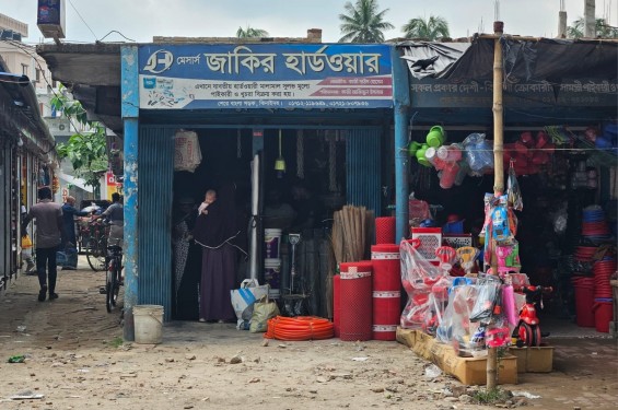 ঝিনাইদহে দোকান দখল করে ব্যবসা, উপেক্ষিত আদালত ও সেনা ক্যাম্পের নির্দেশ