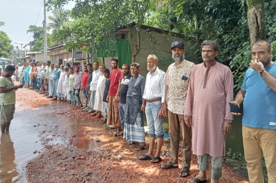 নোয়াখালীতে জলাবদ্ধতা নিরসনে লক্ষে অবৈধ স্থাপনা উচ্ছেদের দাবিতে মানববন্ধন