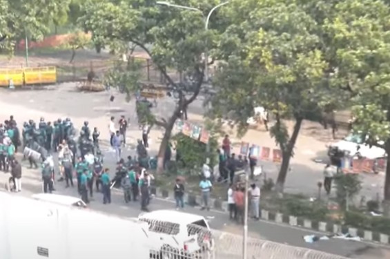 সচিবালয়ের সামনে শিক্ষার্থী-আইনশৃঙ্খলা বাহিনীর পাল্টাপাল্টি ধাওয়া
