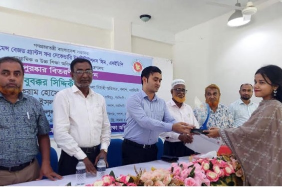 পলাশে এসএসসি ও এইচএসসি পাস মেধাবী শিক্ষার্থীদের পুরস্কার বিতরণ