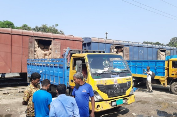 ভারত থেকে ট্রেনে এলো ১৬৫০ মেট্রিক টন পেঁয়াজ