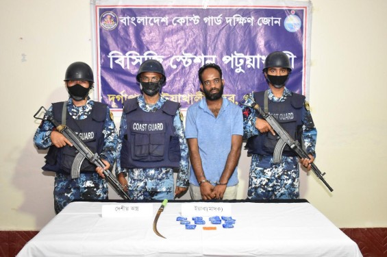 পটুয়াখালীর পায়রাকুঞ্জে  ২১৫৪ পিস ইয়াবা একটি দেশীয় অস্ত্রসহ মাদক ব্যবসায়ী আটক