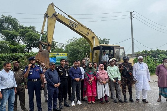 পূর্বাচলে অবৈধ দখলদারদের উচ্ছেদে যৌথবাহিনীর অভিযান