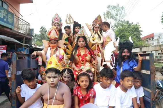 শেরপুরে শারদীয় দুর্গোৎসব উপলক্ষে দেবীর আগমনী শোভাযাত্রা অনুষ্ঠিত