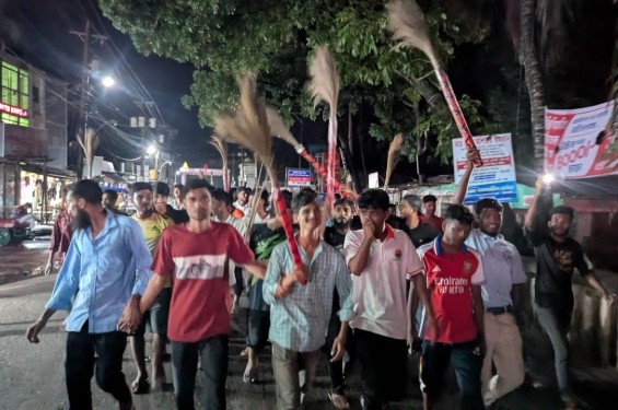 কুয়াকাটায়  ইউএনওর অপসারনের দাবিতে ঝাড়ু মিছিল