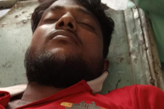 বৃদ্ধকে বাঁচাতে নিয়ন্ত্রণ হারিয়ে রাস্তার পাশে পড়ে বাইক চালকের মৃত্যু