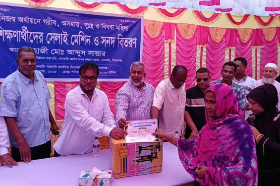 সিরাজগঞ্জে সাত্তারের নিজস্ব অর্থায়নে ৪০ দুঃস্থ অসহায় নারীদের মাঝে সেলাই মেশিন বিতরণ