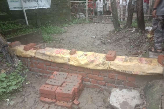 বাঁশখালীতে পারিবারিক বিরোধে মামলায় জড়ানো ও চলাচল পথ বন্ধ করে দেয়ার অভিযোগ