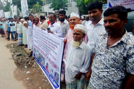 বাঁশখালীতে আওয়ামী লীগ নেতাকর্মীদের গ্রেপ্তারের দাবিতে মানববন্ধন