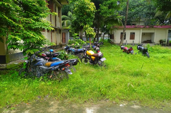 চরভদ্রাসন থানায় পড়ে নষ্ট হচ্ছে আটককৃত ৩০ টি  মোটরসাইকেল