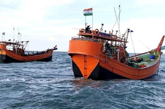 বঙ্গোপসাগরে মাছ ধরার দুটি ট্রলারসহ ৩৪ ভারতীয় জেলে আটক