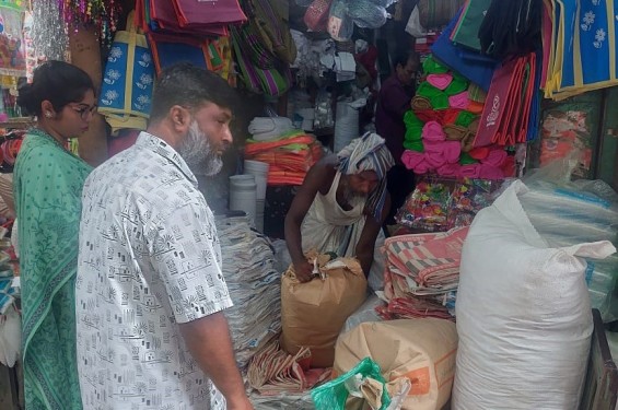 ফরিদপুরে নিষিদ্ধ পলিথিন জব্দ, চার ব্যবসায়ীকে জরিমানা