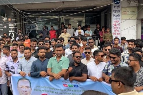 সারা দেশে মব সৃষ্টির প্রতিবাদে নওগাঁ ছাত্রদলের বিক্ষোভ মিছিল