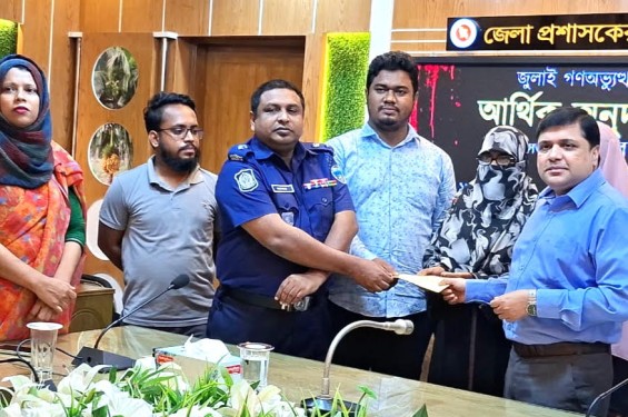 লক্ষ্মীপুরে ১৭ জন জুলাই শহীদ পরিবারের মাঝে আর্থিক অনুদান প্রদান