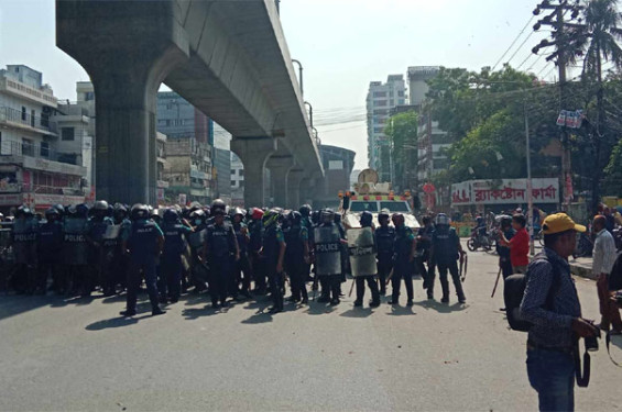 মিরপুরে শ্রমিক-পুলিশ ধাওয়া-পাল্টা ধাওয়া, পরিস্থিতি থমথমে