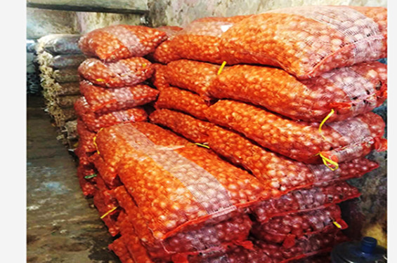 খাতুনগঞ্জে মিয়ানমারের পেঁয়াজ, আড়তে কমছে দাম