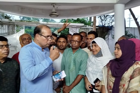 বৈরী আবহাওয়ার মধ্যেও নড়াইল-২ আসনে এনপিপির চেয়ারম্যানের গণসংযোগ