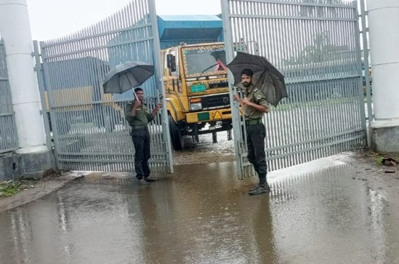 বর্ষার পানি উপেক্ষা করে পণ্য পাহারা দিচ্ছেন বন্দরের আনসার সদস্যরা