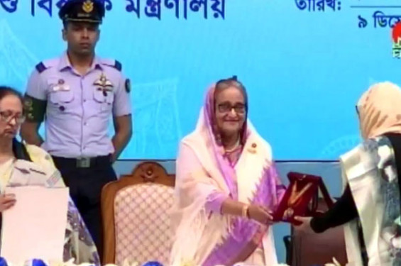 পাঁচ নারীর হাতে রোকেয়া পদক তুলে দিলেন প্রধানমন্ত্রী