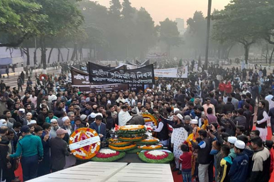 শহীদ বুদ্ধিজীবীদের শ্রদ্ধা জানাতে সর্বস্তরের মানুষের ঢল