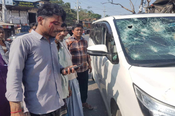 চন্দনাইশে দুই প্রার্থীর সমর্থকদের মধ্যে উত্তেজনা, পুলিশের গাড়ি ভাঙচুর